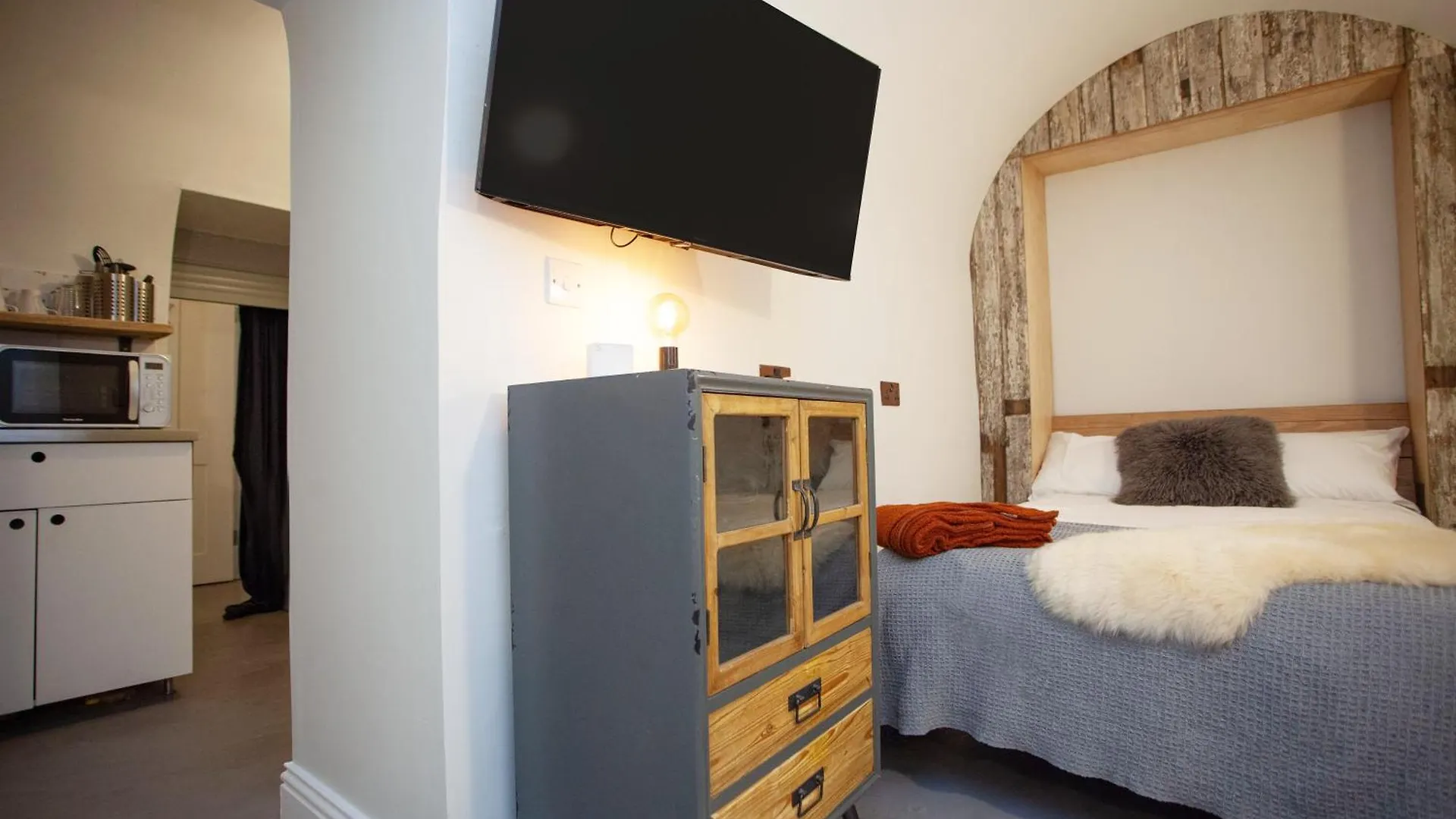 Higgihaus Apt 1 #36-37 Royal York Crescent Bristol 0*,